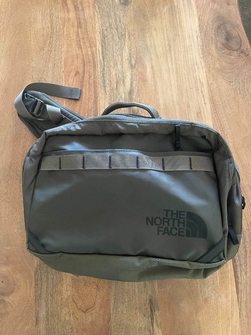 The North Face Base Camp Voyager Sling Bag - Green